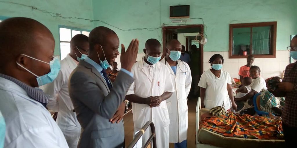 Sud-Ubangi/Covid-19 : Le ministre provincial de la santé Malachie Adugbia a libéré des malades à l’hôpital général de Gemena.